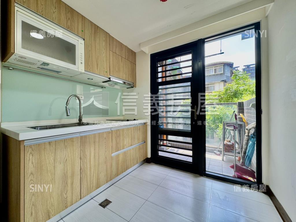 斯文首善兩面採光挑高坡平房屋室內格局與周邊環境