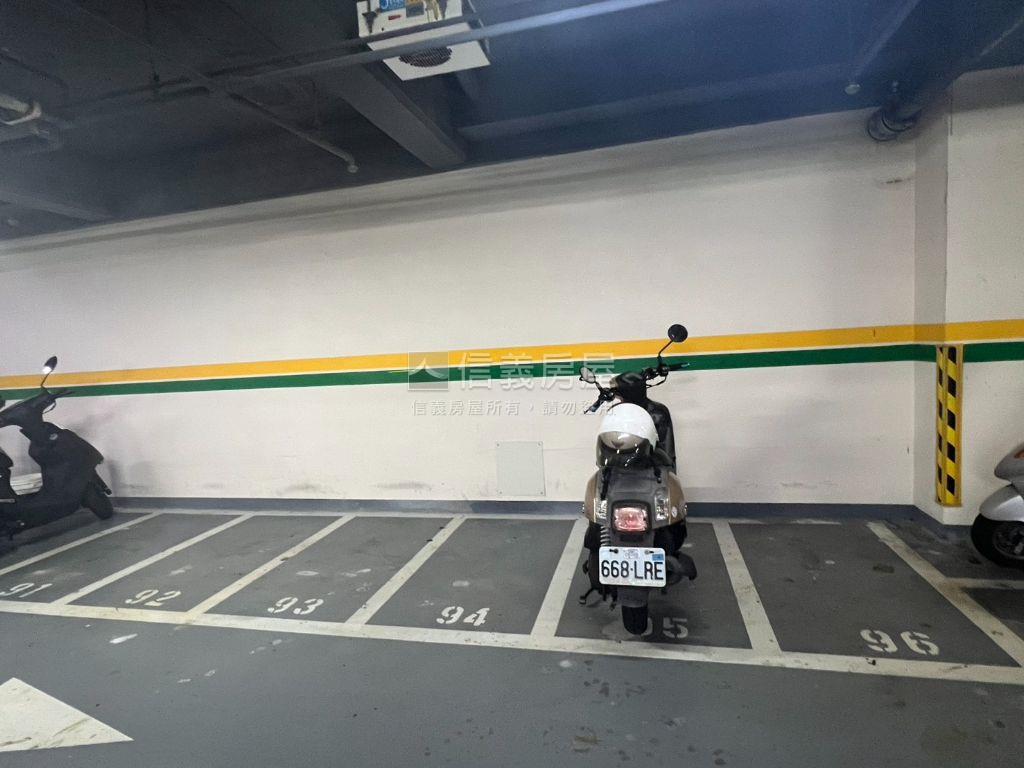 烏日高鐵特區挑高樓店房屋室內格局與周邊環境