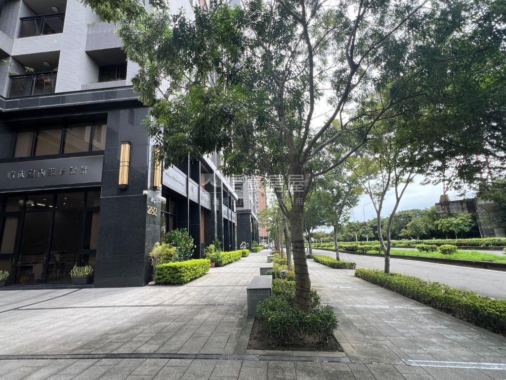 烏日高鐵特區挑高樓店房屋室內格局與周邊環境