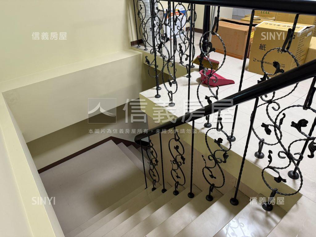 Ｒ１５黃金三角窗店面房屋室內格局與周邊環境