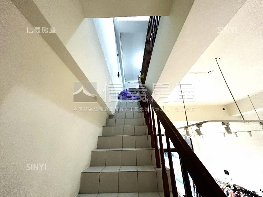 一、二樓前草景可住可辦房屋室內格局與周邊環境