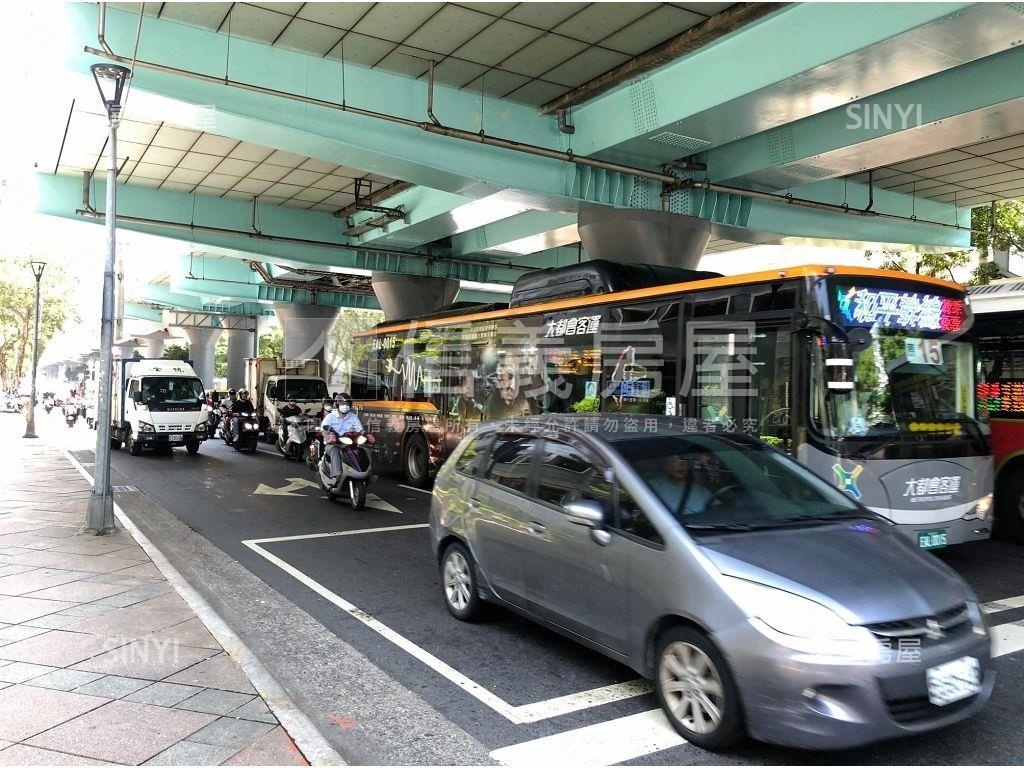 捷運三角窗連鎖店面房屋室內格局與周邊環境