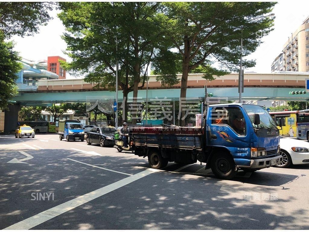 捷運三角窗連鎖店面房屋室內格局與周邊環境