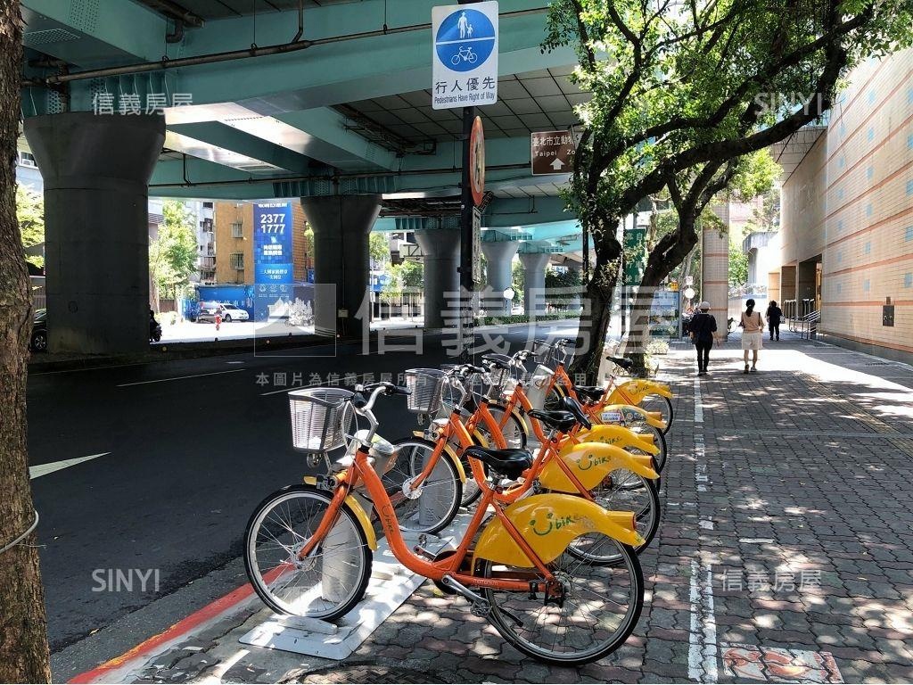 捷運三角窗連鎖店面房屋室內格局與周邊環境