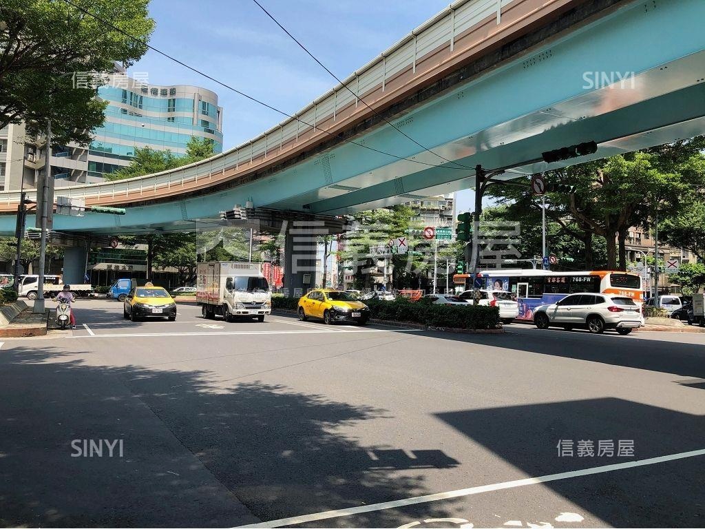 捷運三角窗連鎖店面房屋室內格局與周邊環境