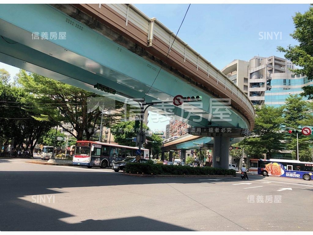 捷運三角窗連鎖店面房屋室內格局與周邊環境