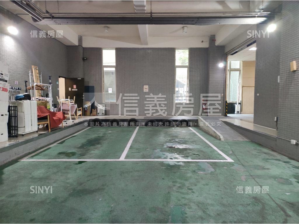 獨賣捷運辦公高樓美景露台房屋室內格局與周邊環境