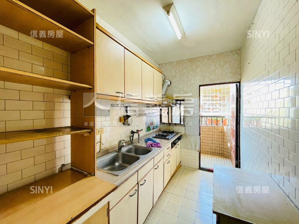 五甲商圈精華區３房２衛房屋室內格局與周邊環境