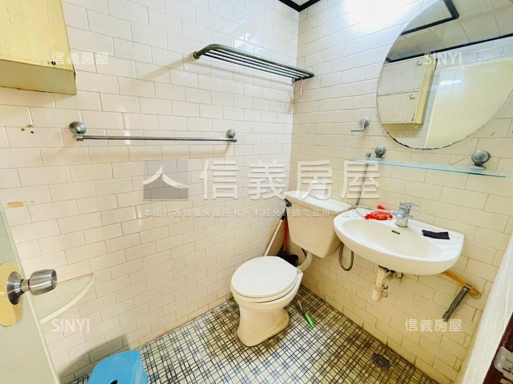 五甲商圈精華區３房２衛房屋室內格局與周邊環境