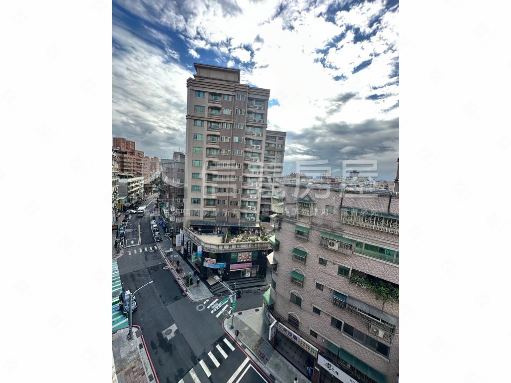 獨家專營仁愛大視界附車位房屋室內格局與周邊環境