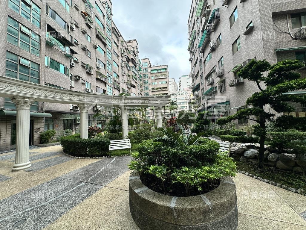 獨家專營仁愛大視界附車位房屋室內格局與周邊環境