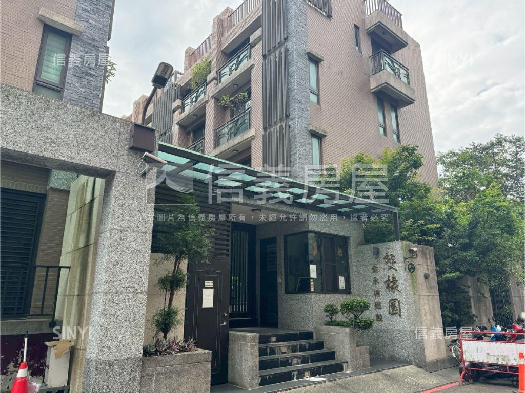 近交流道邊間百坪車庫別墅房屋室內格局與周邊環境
