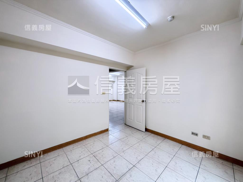 稀有鉅虹藝術尊爵問我房屋室內格局與周邊環境