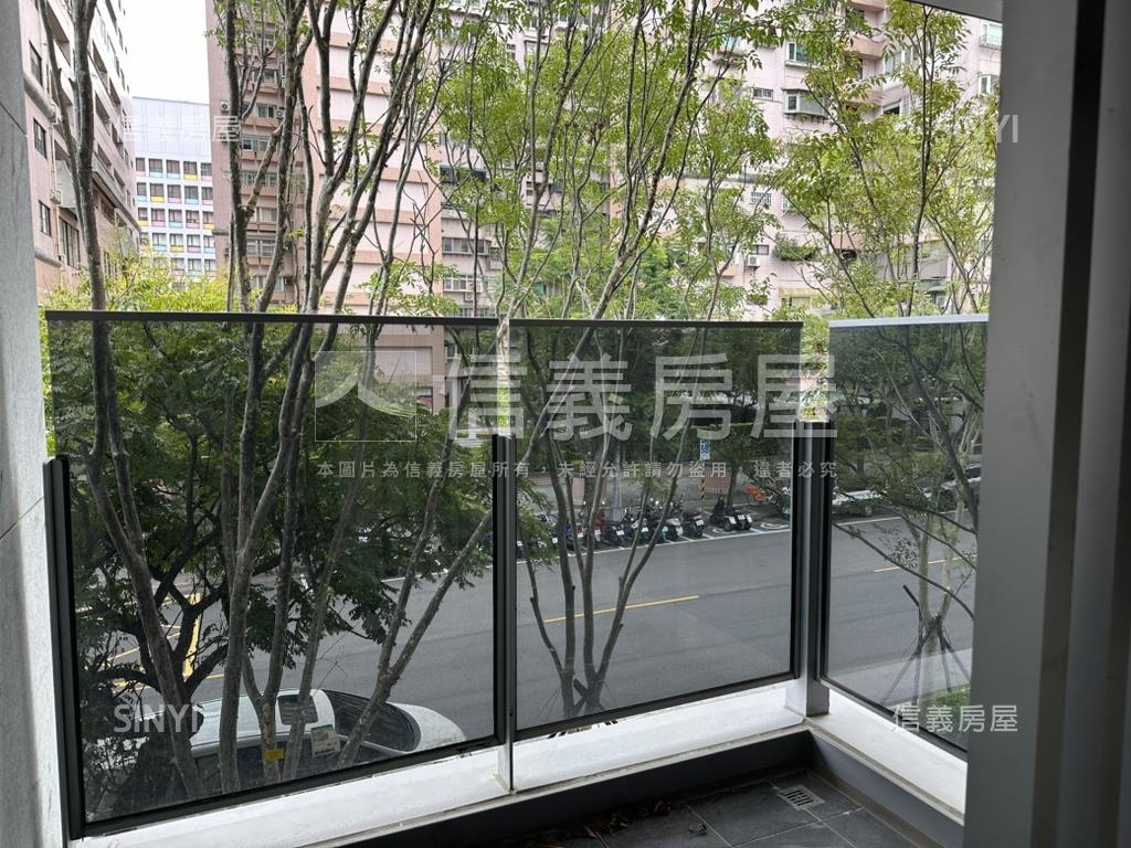 陽明大苑全新面寬挑高店面房屋室內格局與周邊環境