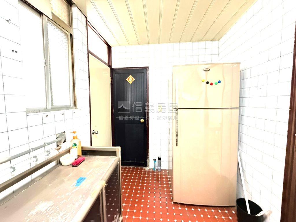 西湖捷運站三房公寓房屋室內格局與周邊環境