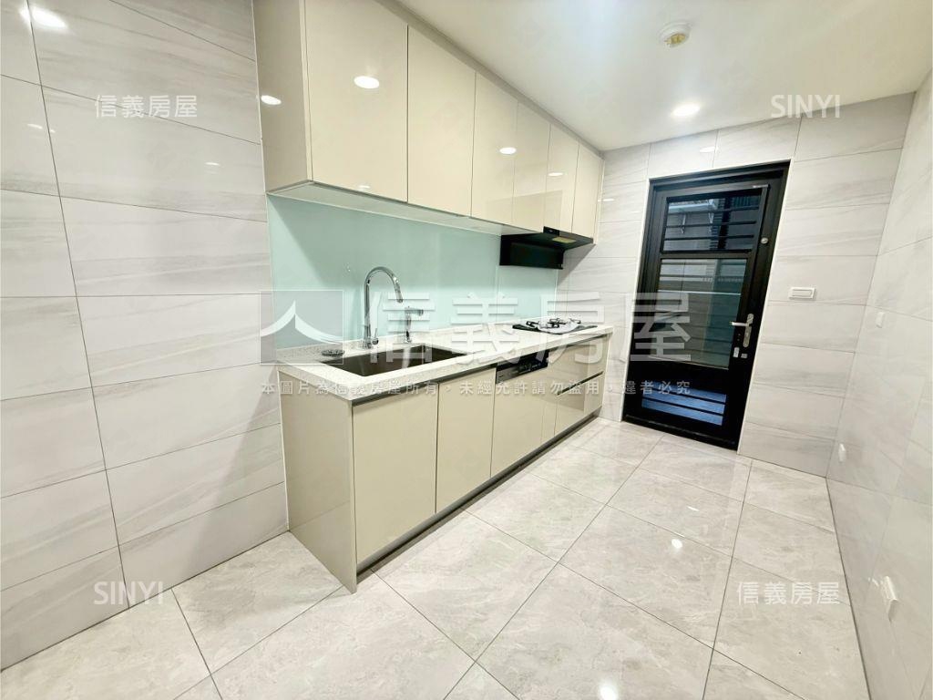 專任中央新村全新３房車位房屋室內格局與周邊環境