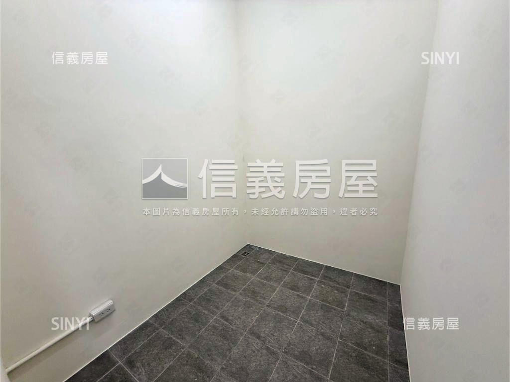 專任中央新村全新３房車位房屋室內格局與周邊環境