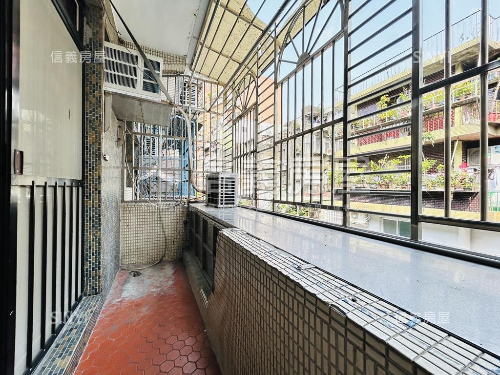 集美商圈有前陽台公寓三樓房屋室內格局與周邊環境