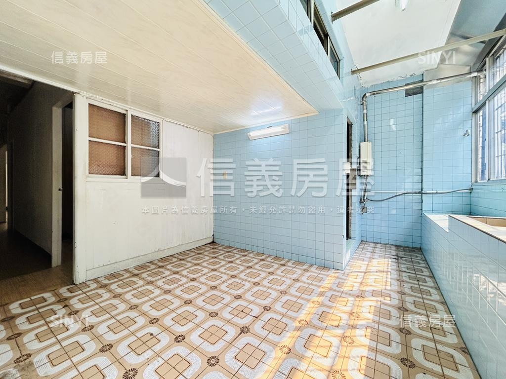 集美商圈有前陽台公寓三樓房屋室內格局與周邊環境