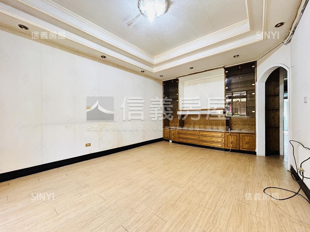 集美商圈有前陽台公寓三樓房屋室內格局與周邊環境