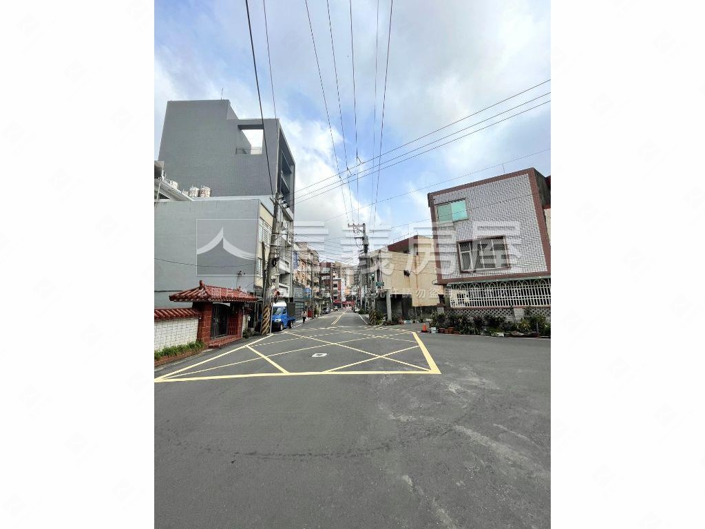 蘋果學苑精選臨路透天房屋室內格局與周邊環境