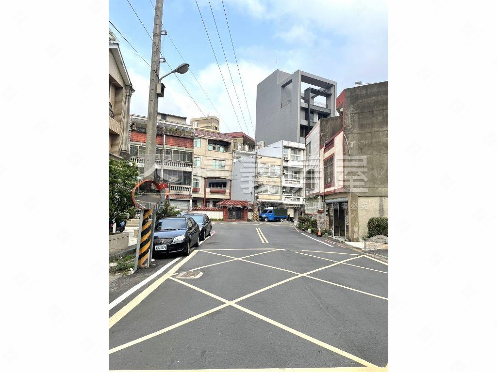 蘋果學苑精選臨路透天房屋室內格局與周邊環境