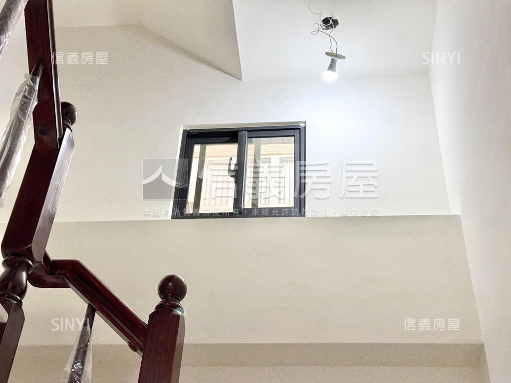 衛武營旁小邊間電梯別墅房屋室內格局與周邊環境