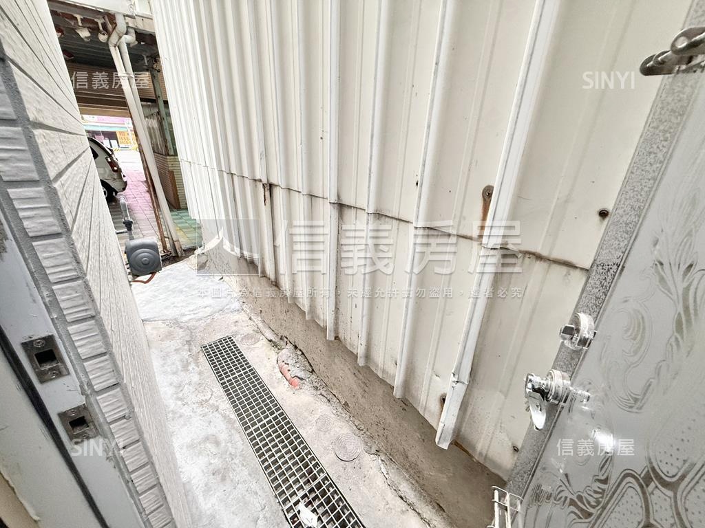 衛武營旁小邊間電梯別墅房屋室內格局與周邊環境