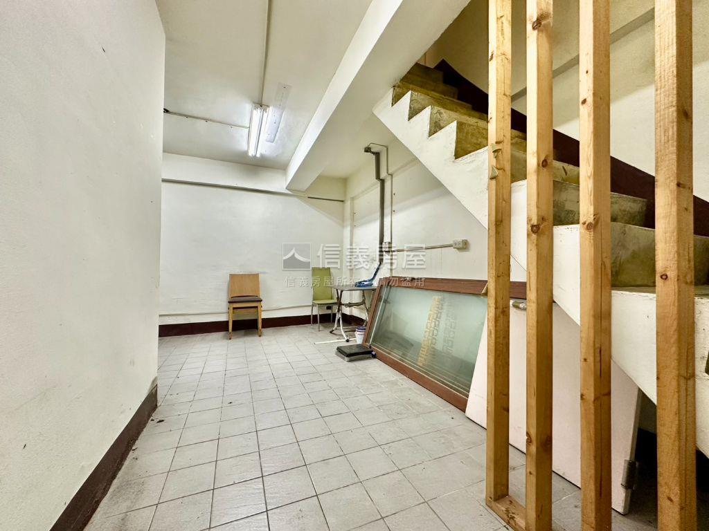 西屯甘肅路順向角店房屋室內格局與周邊環境