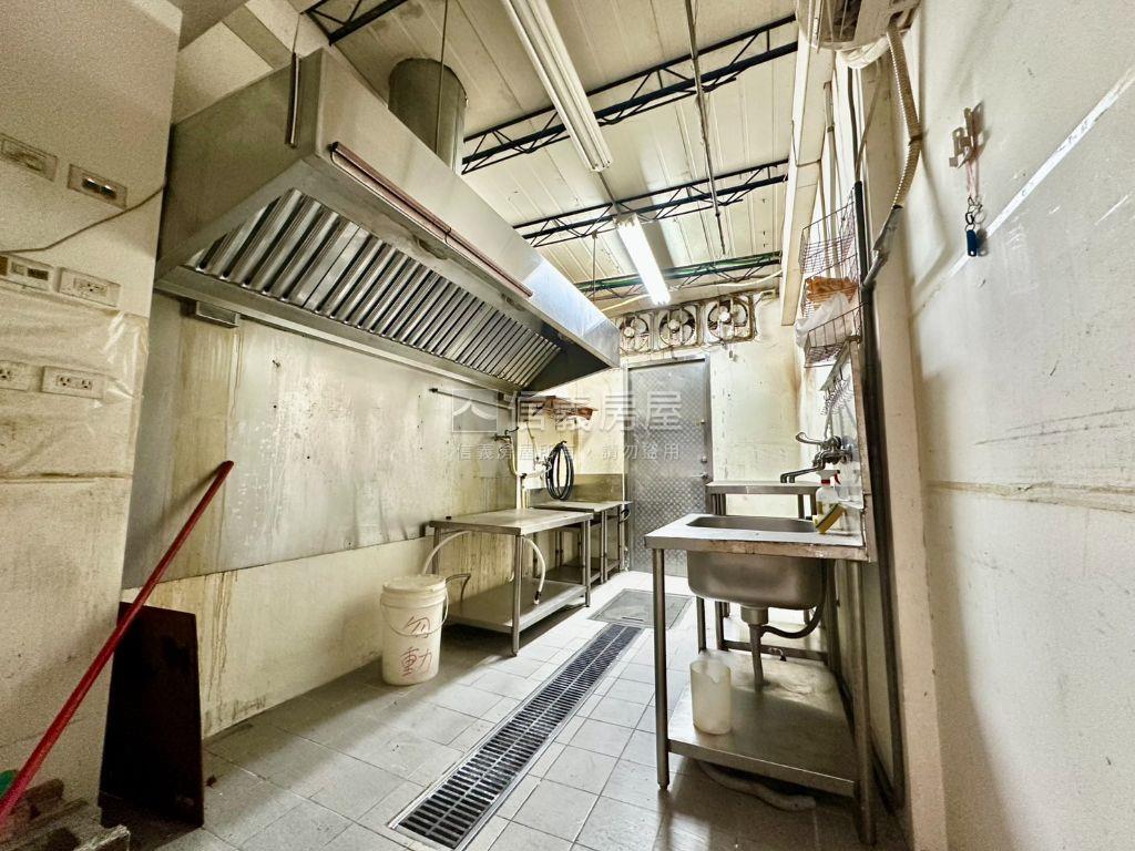 西屯甘肅路順向角店房屋室內格局與周邊環境