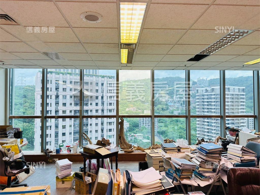安泰登峰★２４樓頂級商辦房屋室內格局與周邊環境