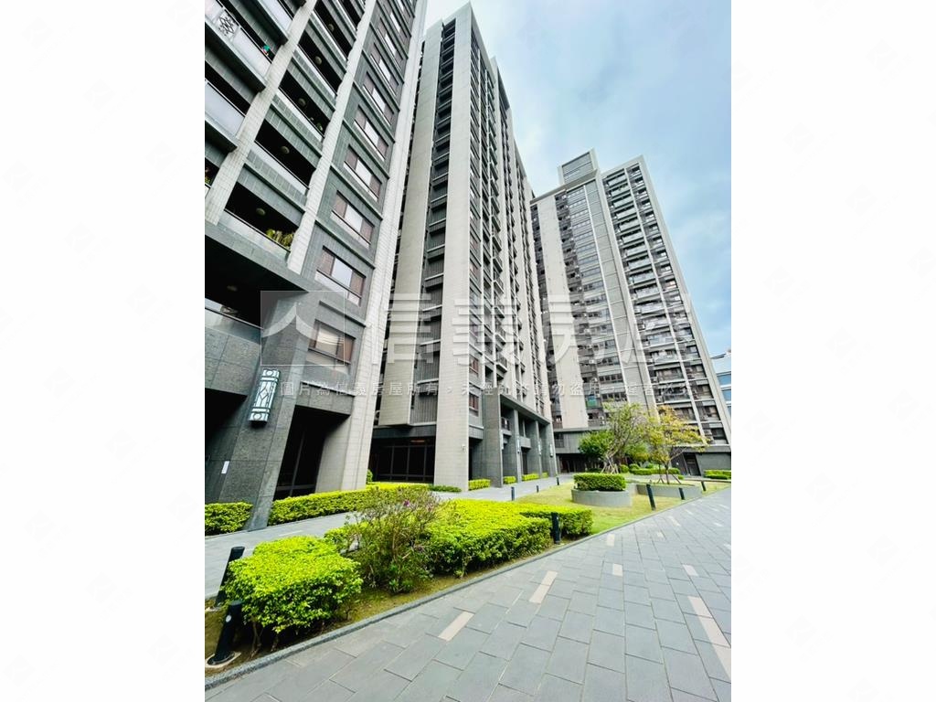 頂埔捷運京美３房車位房屋室內格局與周邊環境