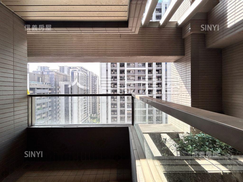 冠德鼎峰三房車位房屋室內格局與周邊環境