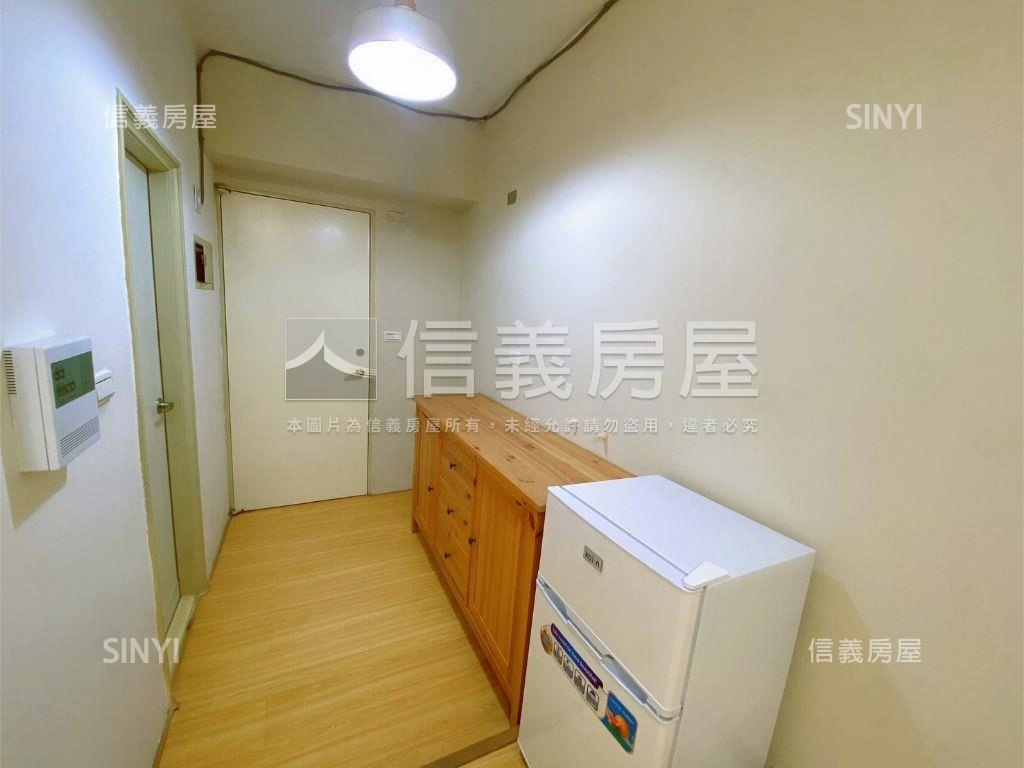 專任市民廣場套房房屋室內格局與周邊環境