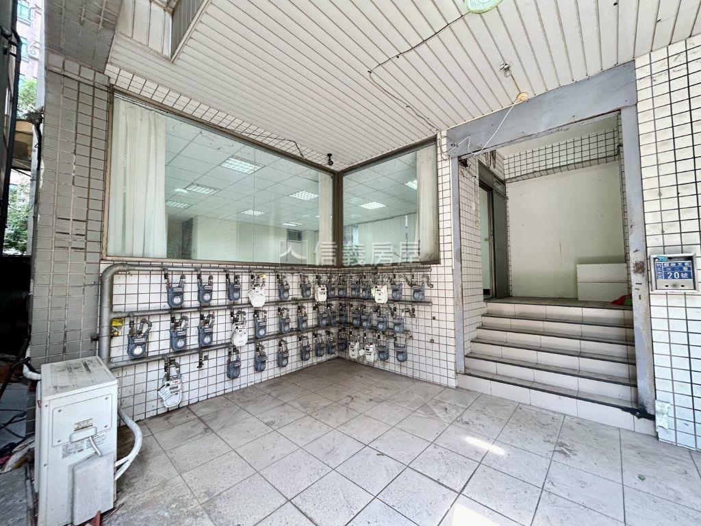 低總價縣政特區稀有辦公室房屋室內格局與周邊環境