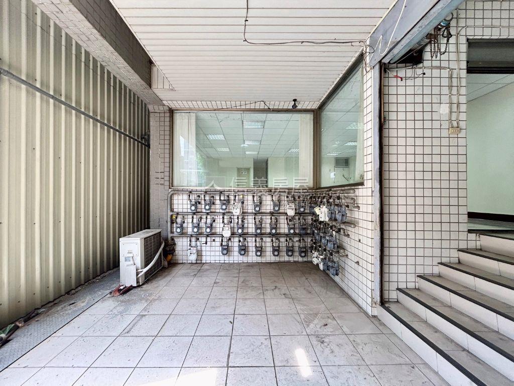 低總價縣政特區稀有辦公室房屋室內格局與周邊環境