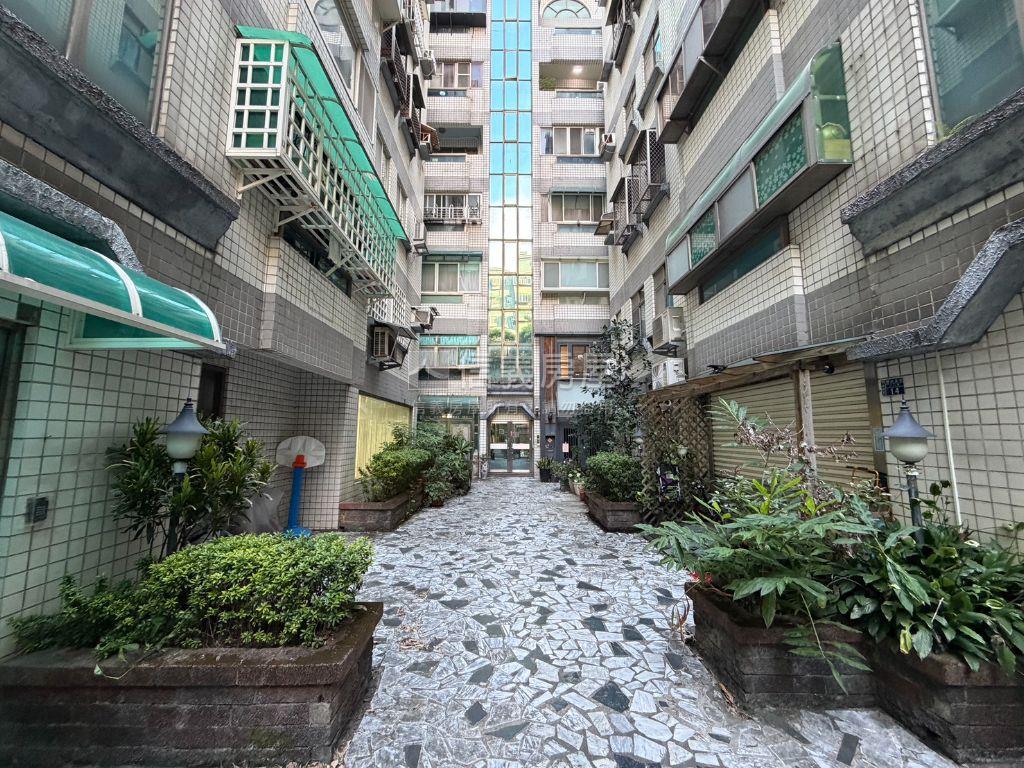 低總價縣政特區稀有辦公室房屋室內格局與周邊環境