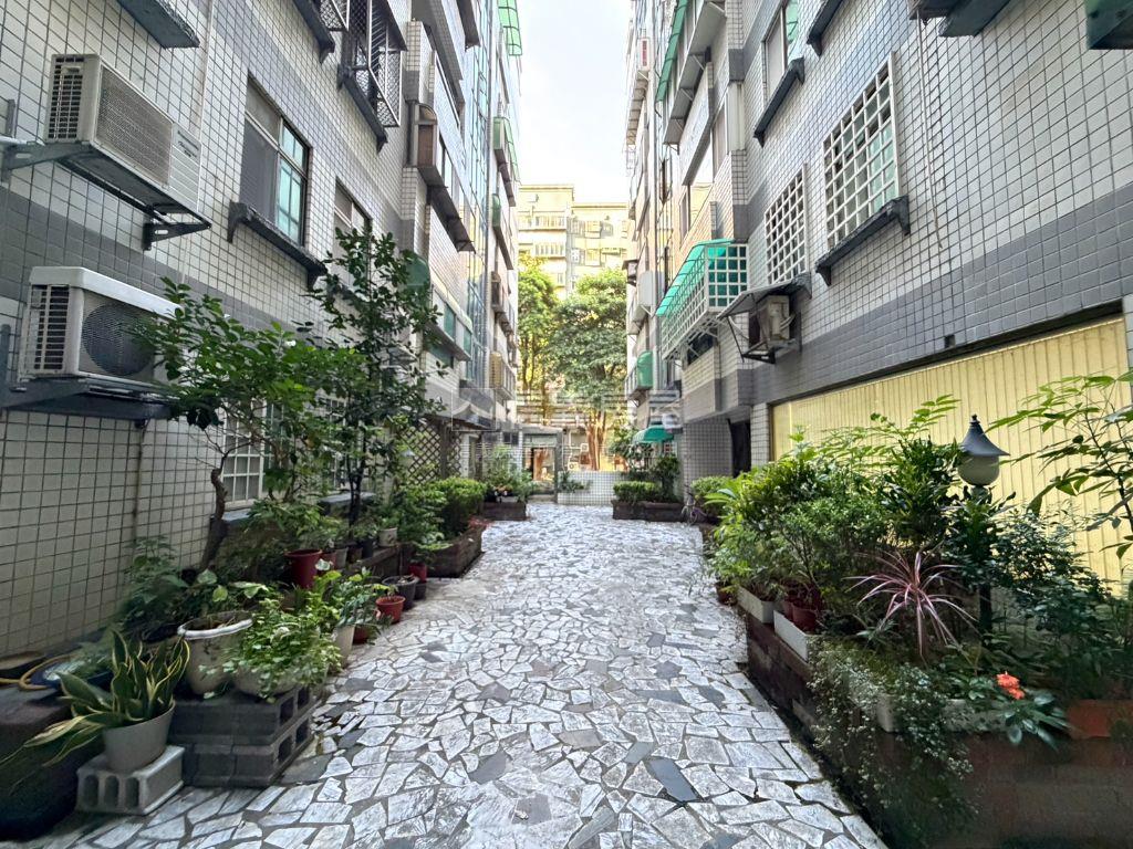 低總價縣政特區稀有辦公室房屋室內格局與周邊環境