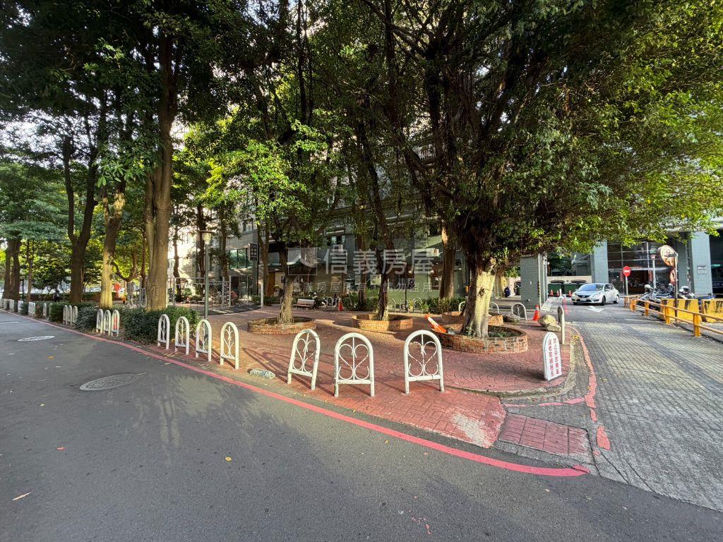 低總價縣政特區稀有辦公室房屋室內格局與周邊環境