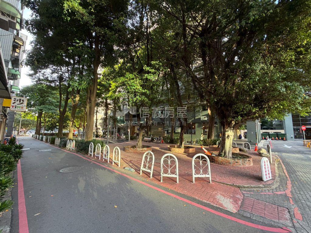 低總價縣政特區稀有辦公室房屋室內格局與周邊環境