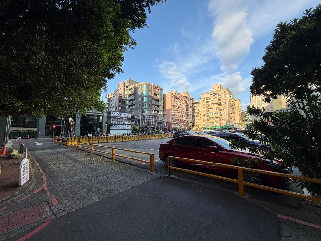 低總價縣政特區稀有辦公室房屋室內格局與周邊環境
