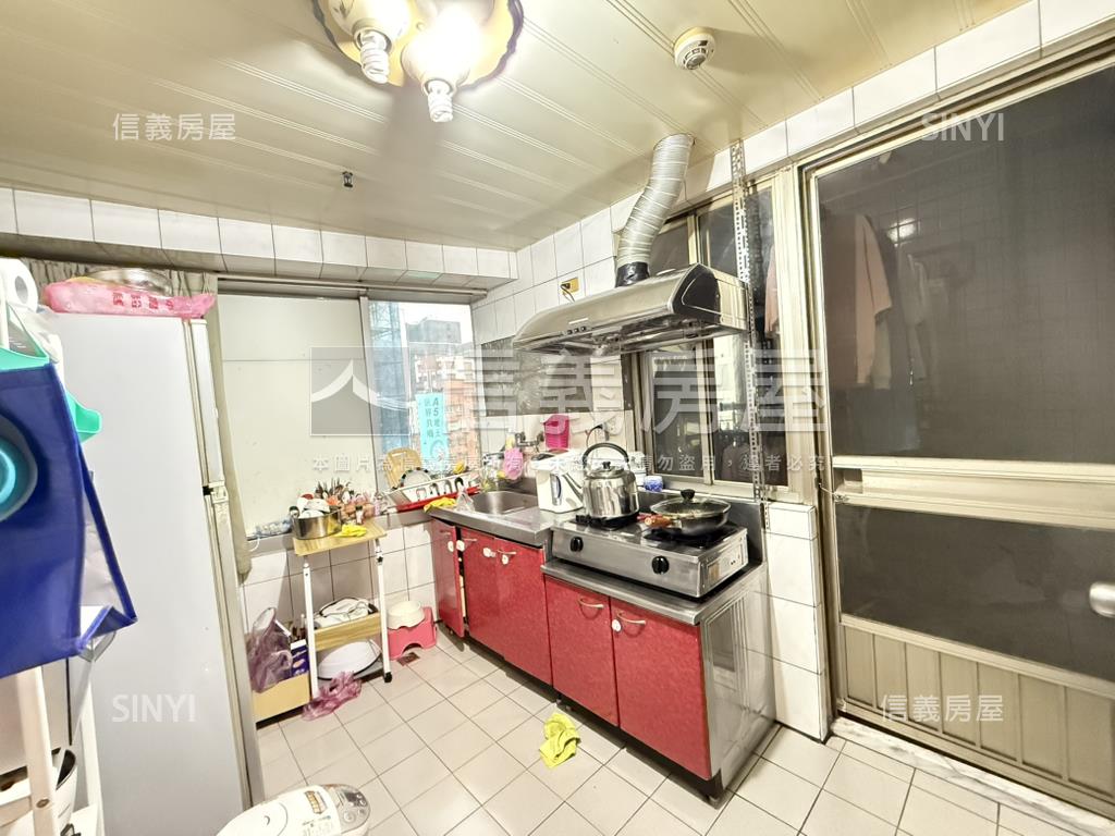 近捷運超值。三房車位房屋室內格局與周邊環境