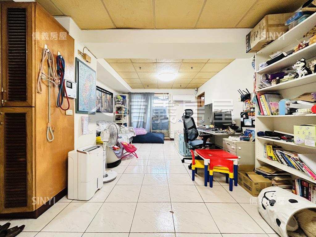 近捷運超值。三房車位房屋室內格局與周邊環境