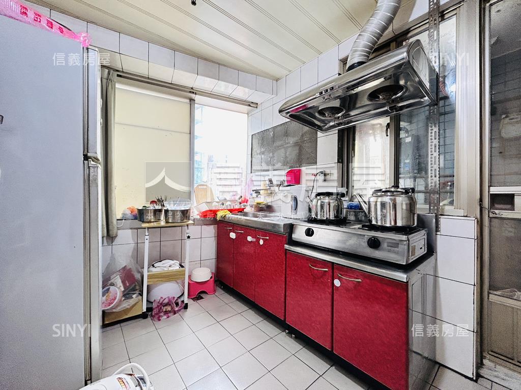 近捷運超值。三房車位房屋室內格局與周邊環境