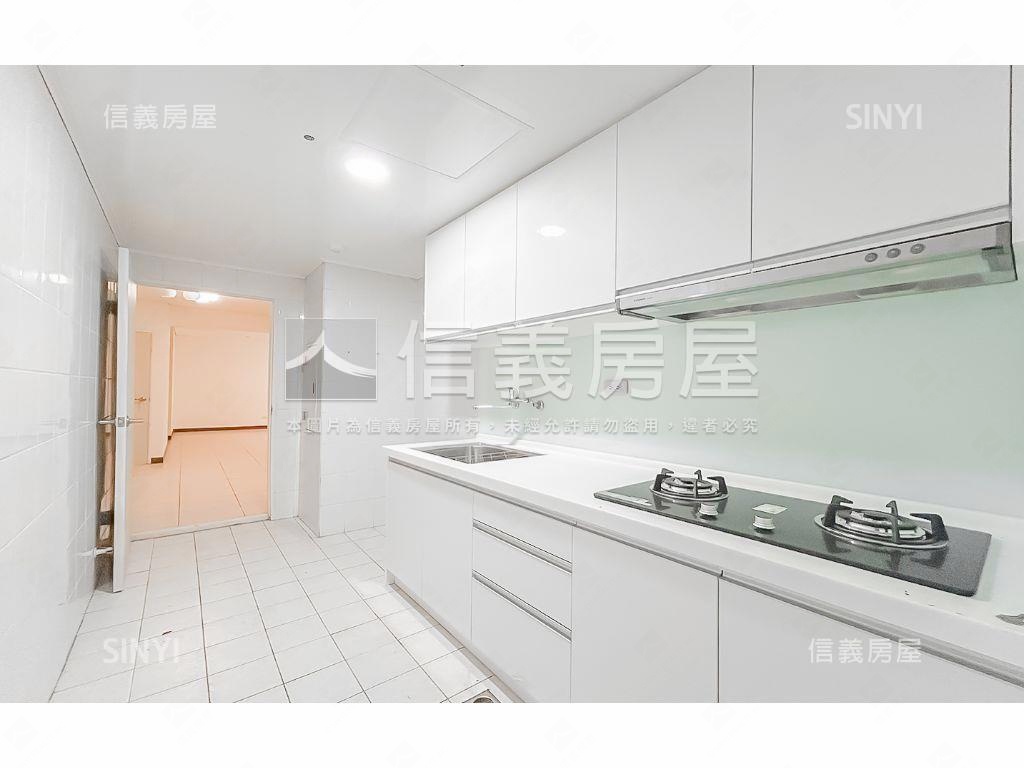 大鵬新城三房平車出價可談房屋室內格局與周邊環境