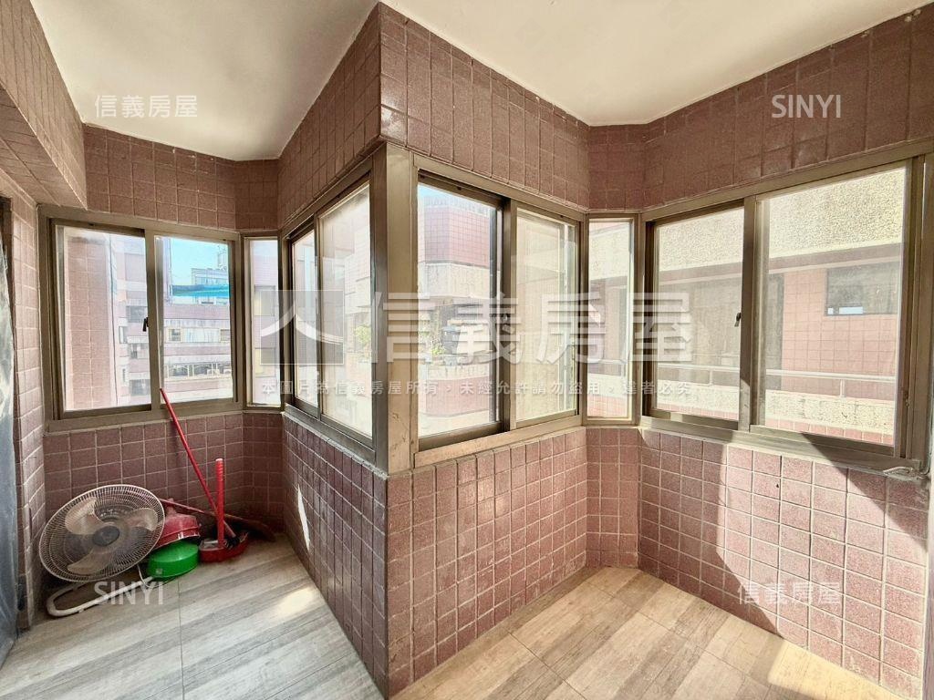 近捷運川普皇家三房車位Ｂ房屋室內格局與周邊環境