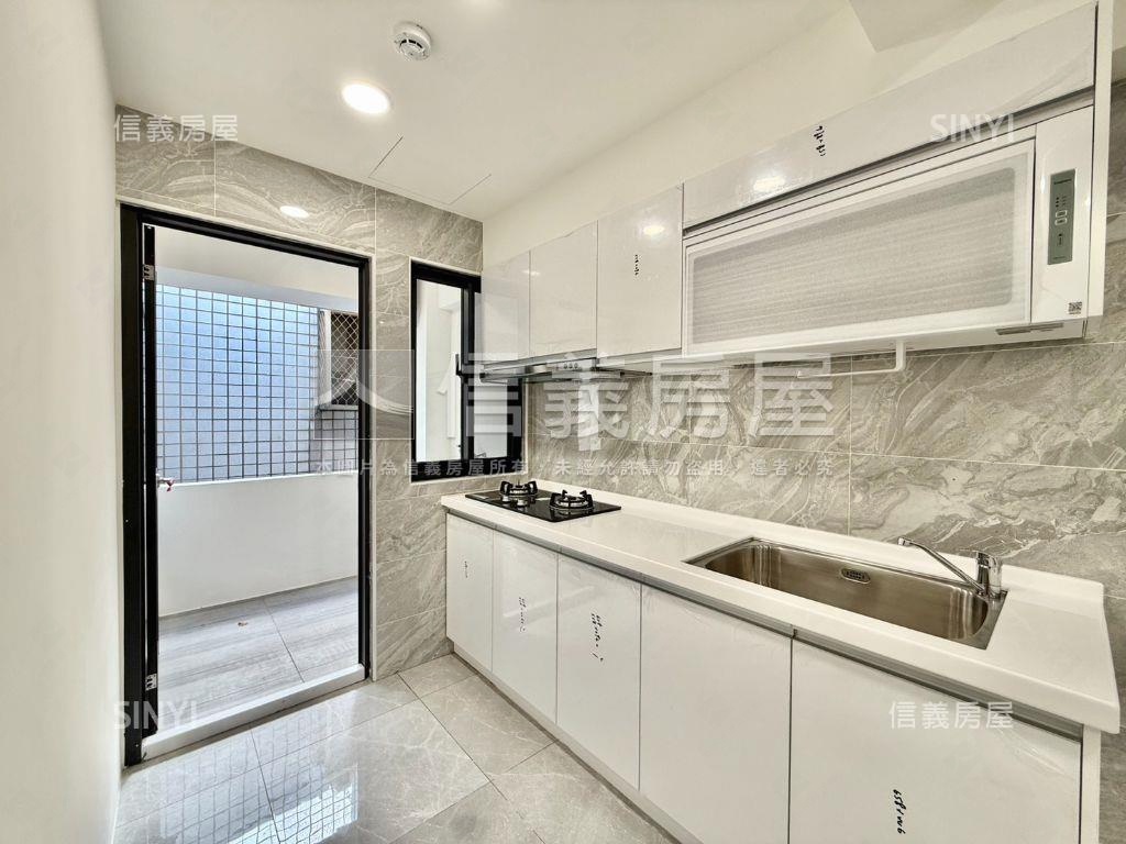 近捷運川普皇家三房車位Ｂ房屋室內格局與周邊環境