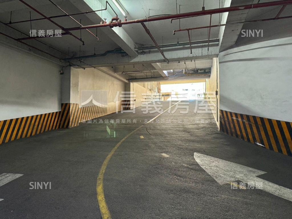 近捷運川普皇家三房車位Ｂ房屋室內格局與周邊環境