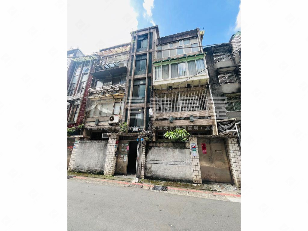 專任庭院綠蔭方正邊間一樓房屋室內格局與周邊環境