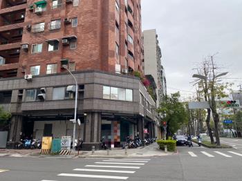 亞灣大面寬三角窗金店